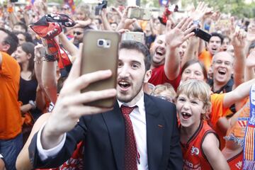 Guillem Vives celebra con la afición durante la recepción en el ayuntamiento de Valencia.