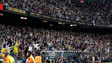 La afición del FC Barcelona celebra el primer gol de su equipo durante el partido correspondiente a la jornada 35 de LaLiga Santander que enfrenta a FC Barcelona y Real Sociedad este sábado en el Camp Nou (Barcelona).