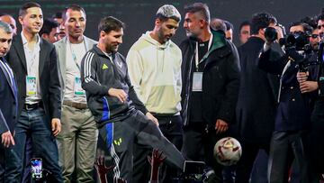 BAKÚ , 11/12/2024.-El legendario futbolista argentino Lionel Messi se dio hoy un baño de masas en Bakú, donde fue agasajado por miles de admiradores que le recibieron jubilosamente con camisetas de la selección de Argentina y del Barça y entre gritos de "¡Gran Messi!", "¡Eres un genio!" y "¡Eres el mejor!". EFE/ Aziz Karimov