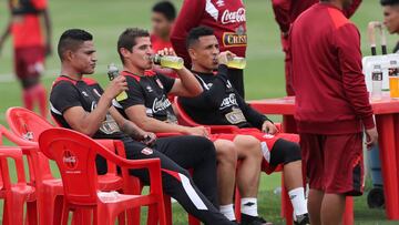 LIM16. LIMA (PER&Uacute;), 01/11/2017.- Los jugadores &Aacute;nderson Santa Mar&iacute;a (i), Aldo Corzo (c) y Yoshimar Yot&uacute;n (d), descansan hoy, mi&eacute;rcoles 1 de noviembre de 2017, durante un entrenamiento de la selecci&oacute;n peruana de f&