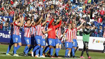 El Atlético de Madrid Femenino celebra su victoria ante el Barcelona en el Calderón.
