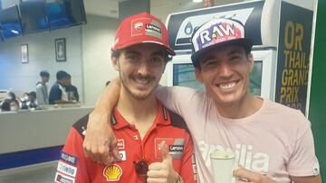 Aleix y Pecco repitieron el abrazo de Motegi, pero esta a vez tiro de la cámara de AS.