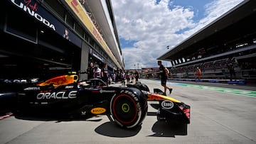 Yuki Tsunoda sale del garaje de Red Bull en la F1.
