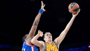 TOL01. ESTAMBUL (TURQU&Iacute;A), 07/02/2019.- El p&iacute;vot let&oacute;n del Herbalife Gran Canaria, Anzejs Pasecniks (d) trata de anotar ante el p&iacute;vot estadounidense del Anadolu Efes, Bryant Dunston (i), durante un encuentro de Euroliga disputado entre el Anadolu Efes y Herbalife Gran Canaria, este mi&eacute;rcoles, en Estambul, Turqu&iacute;a. EFE/ Tolga Bozoglu