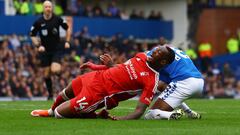 Acción del posible penalti de Ashley Young, jugador del Everton, sobre Callum Hudson-Odoi, jugador del Nottingham Forest.