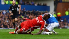 Acción del posible penalti de Ashley Young, jugador del Everton, sobre Callum Hudson-Odoi, jugador del Nottingham Forest.