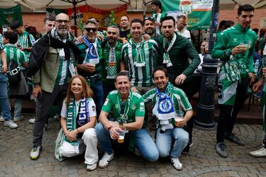 Gran ambiente en la Fan Zone del Real Betis. 