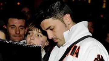 <b>ACLAMADO. </b>David Villa recibió el cariño de la afición asturiana nada más aterrizar en el aeropuerto de Gijón, donde fue el más solicitado.