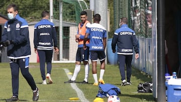 Entrenamiento Deportivo de La Coru&ntilde;a. beauveu retir&aacute;ndose con el fisio