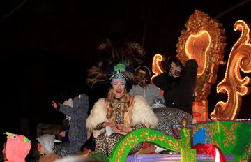 La artista Roma Calderón en la carroza del Orgullo Vallecano durante la cabalgata de Reyes que recorre esta tarde las calles del madrileño distrito de Vallecas. 