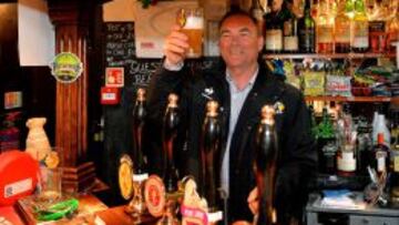 Bernard Hinault, en una taberna inglesa.