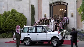 El príncipe heredero de Jordania Hussein y Rajwa Al Saif se van después de la ceremonia de su boda real en Amman.