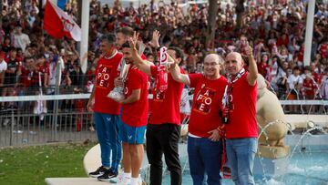 Mendilibar, Rakitic, Navas, Del Nido, Castro y Monchi, en la Puerta de Jerez.