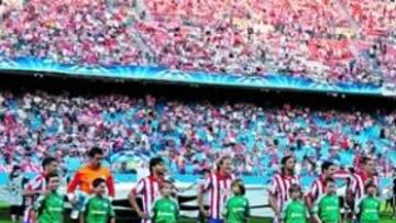 <b>EL INICIO. </b>Los jugadores del Atlético de Madrid y del Panathinaikos posan en el centro del campo del Calderón antes de comenzar el partido. La afición jaleó a los suyos.
