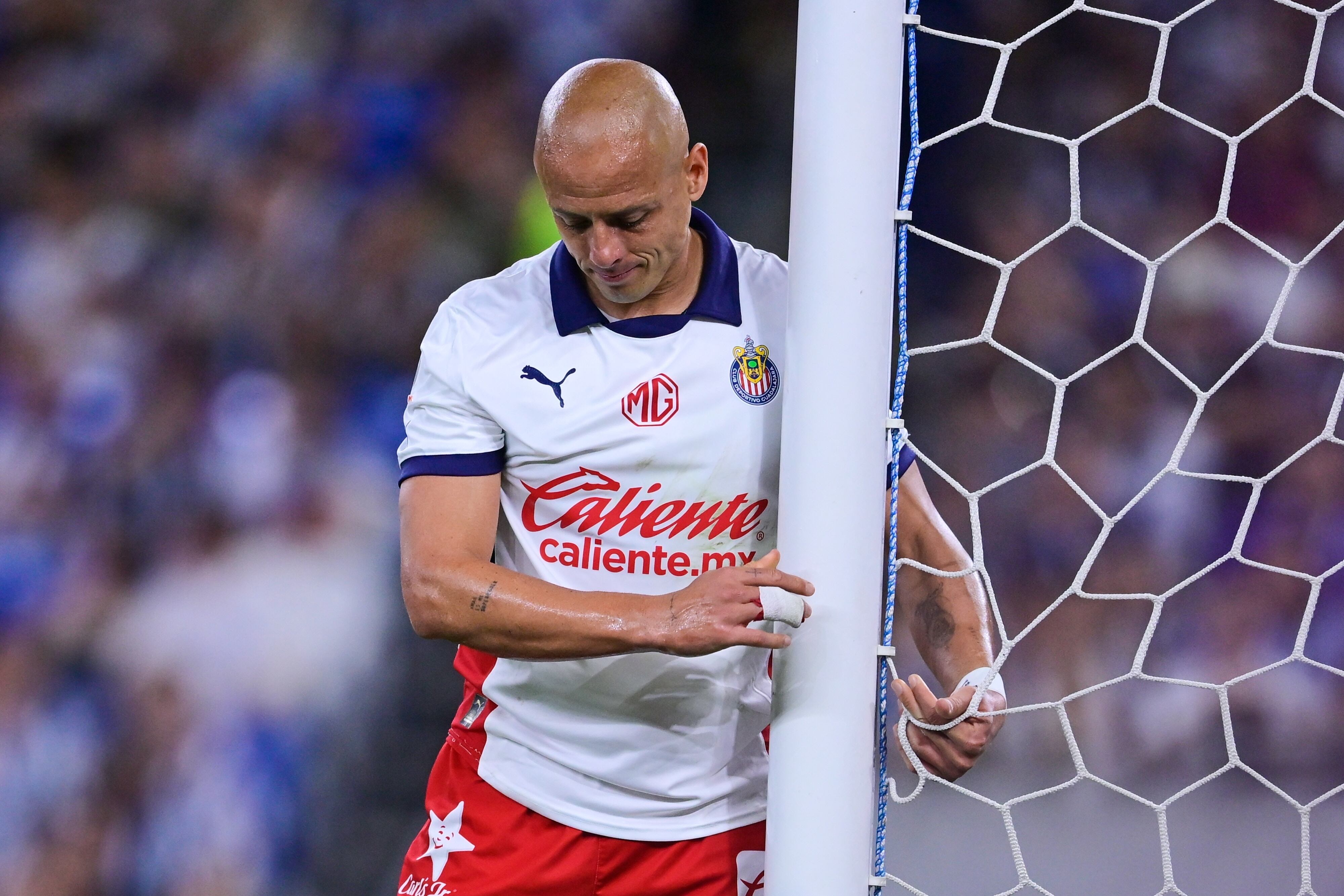 Chicharito causa baja en Chivas