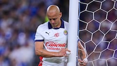 Chicharito causa baja en Chivas