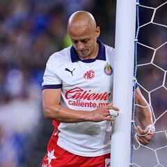 Chicharito causa baja en Chivas