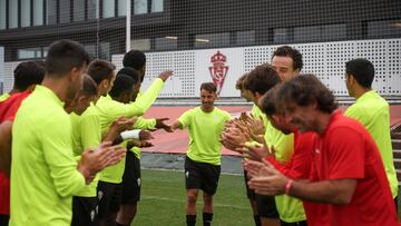 29-08-24. KEVIN VÁZQUEZ, RECIBIDO POR SUS NUEVOS COMPAÑEROS EN EL PRIMERO ENTRENAMIENTO CON EL SPORTING EN MAREO.