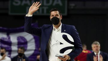 GRAF6114. MADRID, 11/02/2022.- El exjugador del Real Madrid y del Estudiantes Felipe Reyes durante el acto en el que ha recibido un trofeo conmemorativo por parte del presidente ejecutivo de la Euroliga, Jordi Bertomeu, que le acredita como leyenda de la competición, este viernes antes del partido de competición europea entre el Real Madrid y el Barcelona en el Wizink Center. EFE/ Kiko Huesca