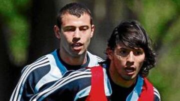 <b>YA SE ENTRENA. </b>Agüero se ejercitaba ayer junto a Mascherano en la ciudad deportiva de Ezeiza.