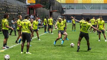 Los jugadores del Flamengo realizan rondos, en una de las sesiones de entrenamiento de preparación para la final de la Copa Libertadores.