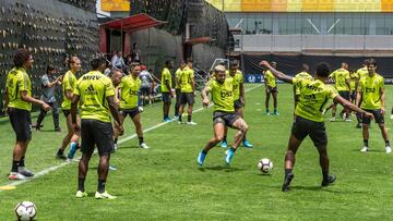 Los jugadores del Flamengo realizan rondos, en una de las sesiones de entrenamiento de preparaci&oacute;n para la final de la Copa Libertadores.