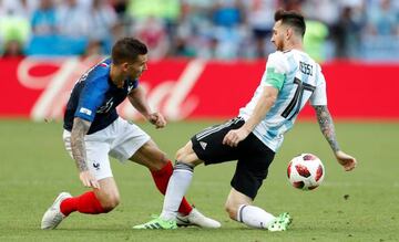 Lucas Hernández pelea el balón con Messi en octavos de final.