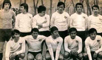Por la primera fecha del torneo 1972, Colo Colo vence 4-3 a Antofagasta. Francisco Vald&eacute;s (abajo, segundo de izquierda a derecha) anot&oacute; tres goles.