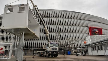 Desmontaje de casetas para la Eurocopa en San Mamés en abril