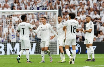 Tremenda ovación de la afición a Lucas Vázquez en su cambio en el último partido en el Bernabéu.