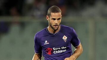 Mario Su&aacute;rez playing for Fiorentina against Genoa. 