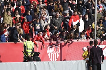 Los jugadores del equipo andaluz entrenaron arropados por los ánimos y la alegría de miles de aficionados que no quisieron perderse a sus ídolos antes del partido de LaLiga ante el Athletic Club. 