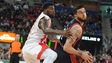 Dylan Ennis defiende a Vicent Poirier durante el partido entre el Baskonia y el Estrella Roja de esta temporada en la Euroliga.
