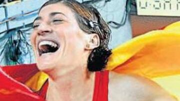 <b>EL SABOR DEL TRIUNFO. </b>La vallisoletana Mayte Martínez, envuelta en la bandera de España, celebra la medalla de bronce de los 800 metros. Su sonrisa lo dice todo.