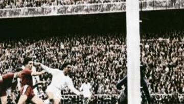 <b>PRIMERA ELIMINATORIA. </b>Mateos firmó el 3-1 ante Wood en el partido de ida de semifinales de la Copa de Europa en el Bernabéu (1957).