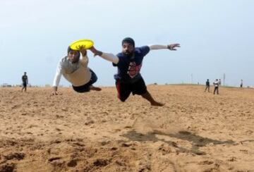 Los jugadores no pueden caminar ni correr mientras tengan el disco en las manos. El Ultimate es distinguido por su principio del "Espíritu de Juego", su alto rendimiento y la alegría del juego. El ultimate recoge elementos del fútbol, del baloncesto y del fútbol americano, sustituyendo el balón por un disco volador (frisbee). Una de sus características más llamativas es la ausencia de un árbitro, el deporte se regula por el espíritu deportivo de cada jugador y equipo. Sus orígenes se remontan al ámbito universitario estadounidense de los años 60, introduciéndose en Europa a principios de los años 80. A nivel mundial se estima que hay unos 300 000 jugadores distribuidos en aproximadamente 5000 equipos.
