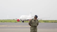 A Malian soldier waits in front of the Malian Presidential aircraft on the runway of Bamako airport before a meeting between Malian military leaders and an ECOWAS delegation he is heading on August 22, 2020, in an aim to restore order after the military c