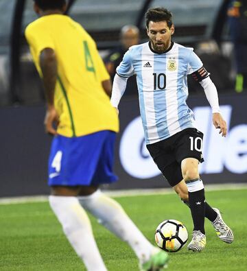 Messi controla el balón.