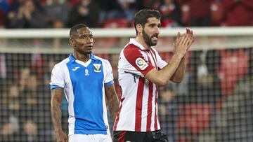 Raúl García al ser relevado por Raúl García.