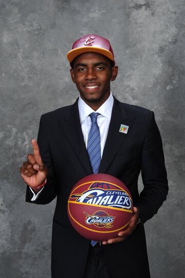 Tras la marcha de Lebron los Cavs hicieron un año nefasto y terminaron con el peor registro de la liga. Eso les llevó a recibir la primera elección en el draft de 2011 y eligieron a Irving.