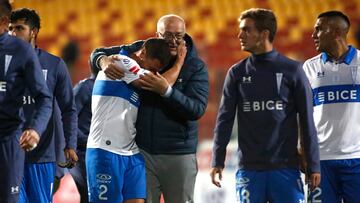 Futbol, Union Española vs Universidad Catolica.
Fecha 17, campeonato Nacional 2022.
El jugadores de Universidad Catolica celebran el triunfo contra Union Española durante el partido por primera division realizado en el estadio Santa Laura.
Santiago, Chile.
19/10/2022
Jonnathan Oyarzun/Photosport
Football, Union Española vs Universidad Catolica.
17th date,National championship 2022.
Universidad Catolica's players reacts after winning against Union Española during first division match championship at Santa Laura stadium in Santiago, Chile.
10/19/2022
Jonnathan Oyarzun/Photosport