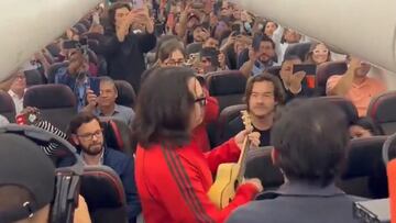 Los Bunkers sorprendieron a todos... ¡hicieron show en el avión!