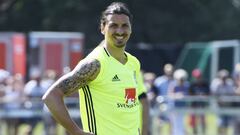 Sweden coach: Zlatan may sign for United in coming days