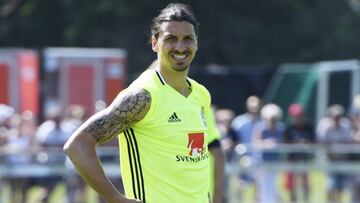Sweden coach: Zlatan may sign for United in coming days
