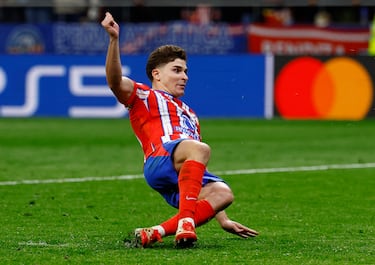 Un doble toque en el lanzamiento de su penalti invalidó el gol de Julián Alvarez en la tanda de penaltis entre el Atlético de Madrid y el Real Madrid.