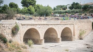 El pelot¨®n transita por el Puente de San Isidro
