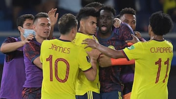 Colombia's Luis Diaz (C) celebrates with teammates after scoring against Bolivia during their South American qualification football match for the FIFA World Cup Qatar 2022, at the Metropolitano Roberto Melendez stadium in Barranquilla, Colombia, on March 24, 2022. (Photo by Raul ARBOLEDA / AFP)