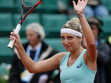 Serena fast-tracks to quarters, Bacsinszky downs Venus