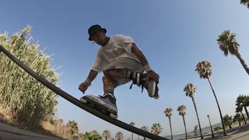 Un rider de inline grinda una barandilla con sus patines en C&aacute;diz (Espa&ntilde;a). 