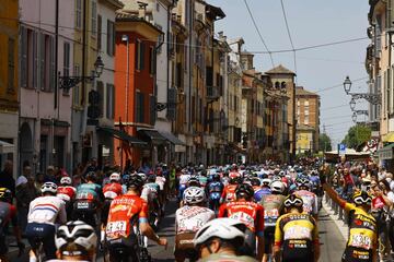 El pelotón durante la duodécima etapa del Giro de Italia 2022 con un recorrido de 204 kilómetros entre Parma y Génova.